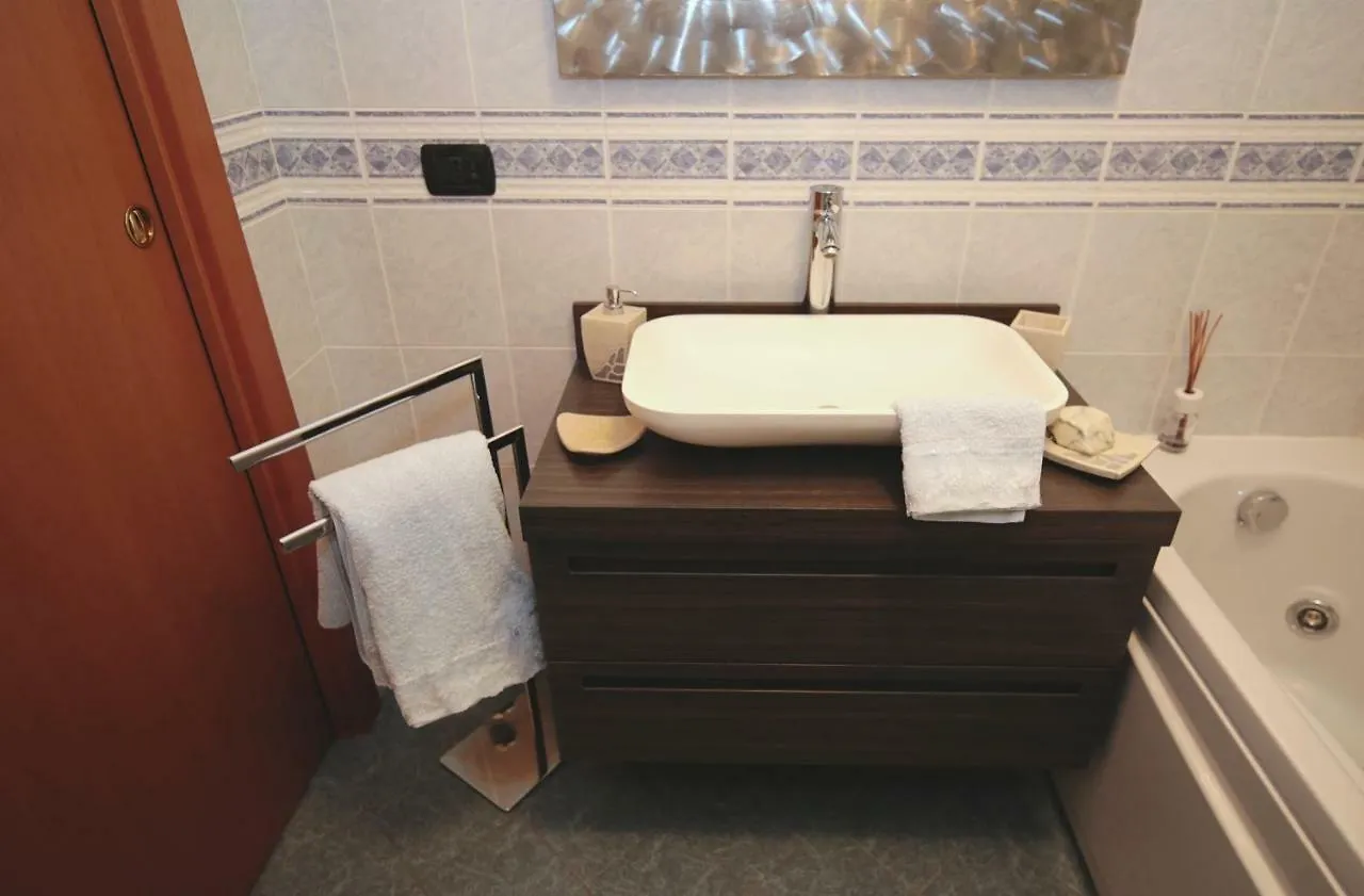 Orea Spiti - Charming Flat & Canal View Few Steps From Movida Милан 0*,  Италия